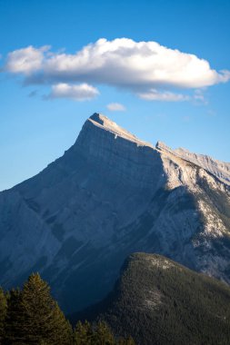 Banff Ulusal Parkı 'ndaki Rundle Dağı görünümü