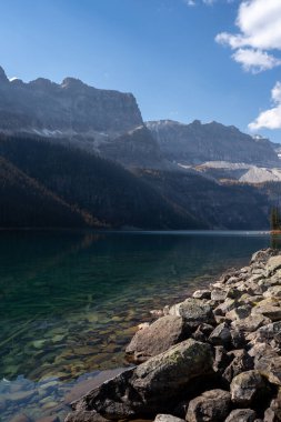 Banff Milli Parkı 'nın dağlarındaki taşra gölünde