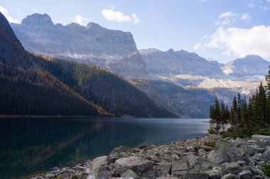 Banff Milli Parkı 'nın dağlarındaki taşra gölünde