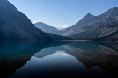 Banff Milli Parkı 'ndaki buzul ve dağlar