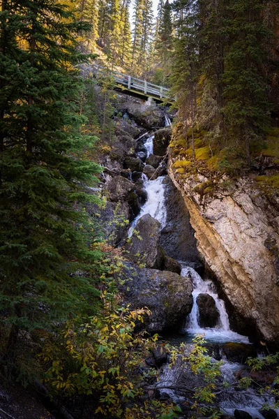 Cachoeira Íngreme Parque Nacional Banff Com Uma Ponte Topo — Fotografia de Stock