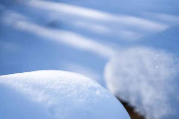 Primer Plano Cristales Nieve Una Barandilla Madera — Foto de Stock