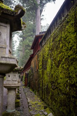 Japon tapınağının yanındaki taş yol boyunca eski taş duvar.