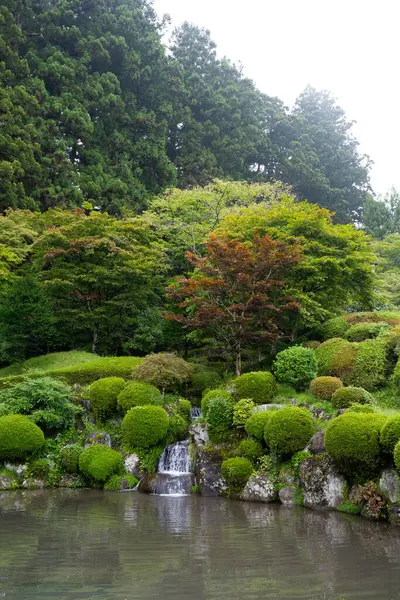 Nikko Japonya 'daki bir gölete küçük bir su damlası düştü.