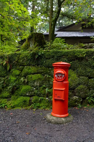Bir tapınaktaki Japon posta sistemi için antika posta kutusu.