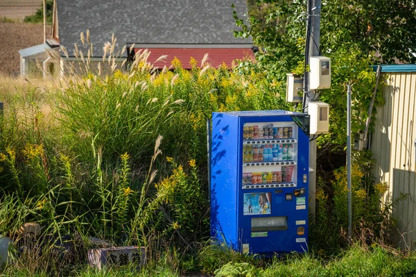 Japon otomat otomatı merkez Hok 'ta kırsal bir alanda duruyor.
