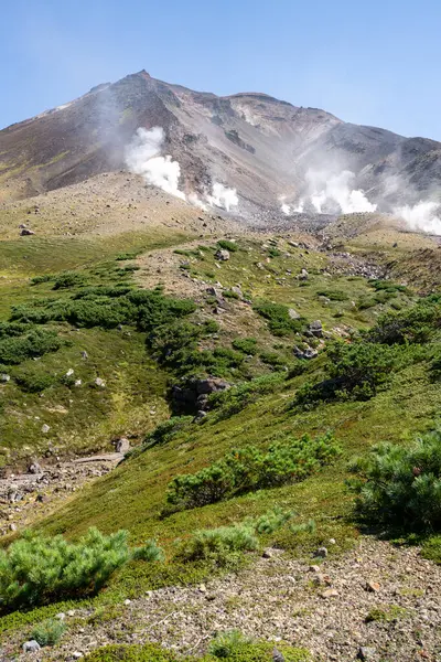 Sülfür menfezli asahidake dağı havaya yükseliyor.