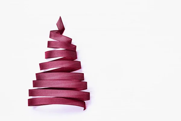 Nový Rok Vánoční Koncept Vánoční Stromek Šeříkové Stuhy Bílém Dřevěném — Stock fotografie