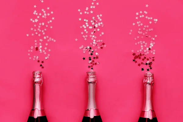 Kırmızı Renkli Konfeti Yıldızlı Şampanya Şişesi Yılbaşı Yıldönümü Bekarlığa Veda — Stok fotoğraf