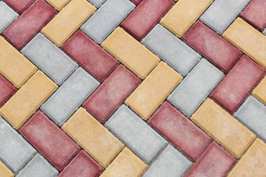 Kaldırımda ya da kaldırımda kırmızı ve sarı tuğlalar var. Üst görünüm, alanı kopyala