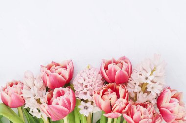 Pembe laleler ve beyaz sümbüller. Anneler günü, sevgililer günü, doğum günü kutlaması konsepti. Boşluğu kopyala, üst görünüm