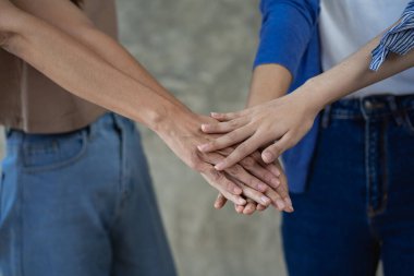 İşadamları, ekiplerin ve şirketlerin başarısı için örgüt içinde bir birlik sembolü olarak el ele tutuşuyor. işbirliği kavramı
