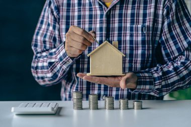 Hesap makinesi simülatörü ve yığınla para, ipotek, kredi ve finans. Ev sahibi, emlak almak, tasarruf etmek, para biriktirmek, gelecek için para biriktirmek isteyen bir iş adamı..