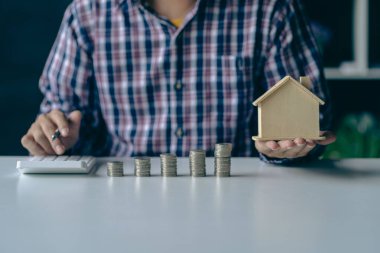 Hesap makinesi simülatörü ve yığınla para, ipotek, kredi ve finans. Ev sahibi, emlak almak, tasarruf etmek, para biriktirmek, gelecek için para biriktirmek isteyen bir iş adamı..