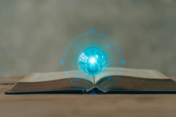 Dunia Belajar Buku Buku Atas Meja Dengan Bola Lampu Biru — Stok Foto