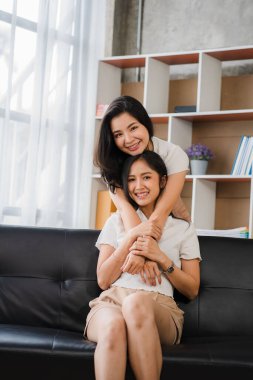 LGBT 'nin aşk ve ilişki kavramları. Lezbiyen çiftler. Aşk zamanı mutluluk kavramı. İki güzel Asyalı kadın homoseksüel ilişkide.