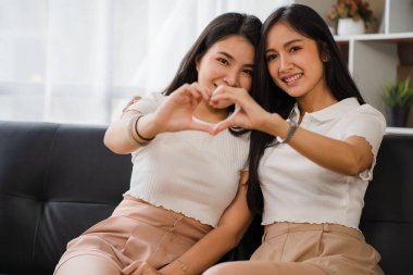 LGBT 'nin aşk ve ilişki kavramları. Lezbiyen çiftler. Aşk zamanı mutluluk kavramı. İki güzel Asyalı kadın homoseksüel ilişkide.