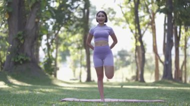 Bahçede yoga yapan Asyalı bir kadın yaşam tarzı, spor ve sağlık kavramını geliştirmek için. Kadın dışarıda yoga yapıyor.
