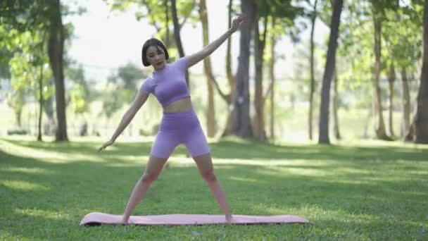 Mulher Asiática Fazendo Ioga Jardim Para Exercitar Conceito Estilo Vida — Vídeo de Stock