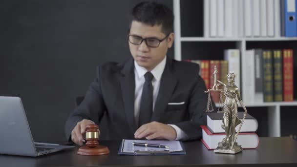 Asiatique Avocat Masculin Travaillant Avec Marteau Ordinateur Portable Déesse Justice — Video