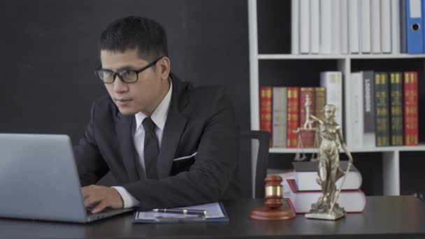 Azji Mężczyzna Prawnik Pracuje Młotkiem Laptop Bogini Sprawiedliwości Kancelarii Prawnej — Wideo stockowe