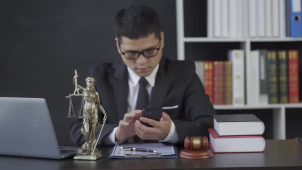 Azji Mężczyzna Prawnik Pracuje Młotkiem Laptop Bogini Sprawiedliwości Kancelarii Prawnej — Wideo stockowe