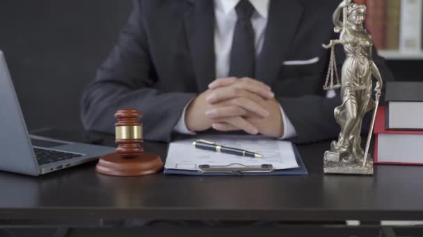 Asyalı Erkek Avukat Çekiç Bilgisayarıyla Çalışıyor Hukuk Bürosunda Adalet Tanrıçası — Stok video