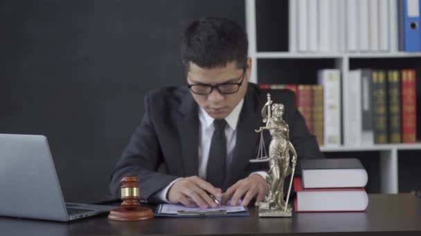 Asiático Masculino Abogado Trabajando Con Martillo Portátil Diosa Justicia Oficina — Vídeo de stock