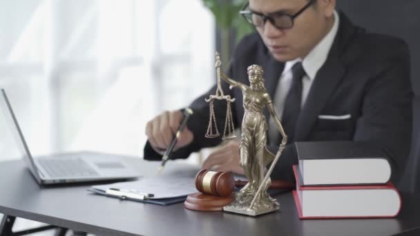 Asiatische Männliche Anwältin Arbeitet Mit Hammer Laptop Göttin Der Gerechtigkeit — Stockvideo