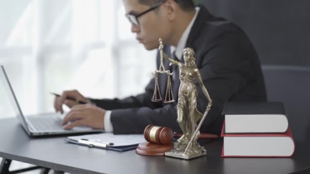 Ασιάτης Δικηγόρος Που Εργάζεται Hammer Laptop Θεά Της Δικαιοσύνης Στο — Αρχείο Βίντεο