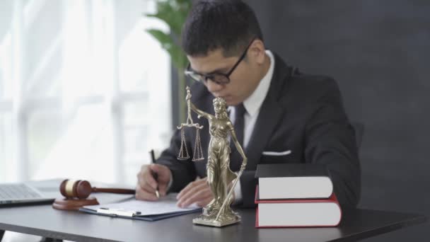 Ázsiai Férfi Ügyvéd Dolgozik Kalapács Laptop Istennő Igazságszolgáltatás Ügyvédi Iroda — Stock videók