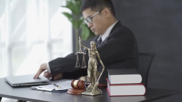 Asiático Masculino Abogado Trabajando Con Martillo Portátil Diosa Justicia Oficina — Vídeo de stock