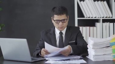 İş yerindeki iş belgelerini inceleyen bir işadamı grafik çizelgeleriyle mali raporlama yapan bir muhasebeci. Finansal iş fikri 4k 25ps