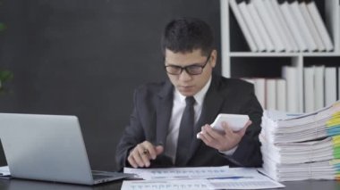 İş yerindeki iş belgelerini inceleyen bir işadamı grafik çizelgeleriyle mali raporlama yapan bir muhasebeci. Finansal iş fikri 4k 25ps