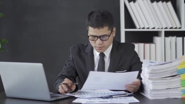 Homme Affaires Étudiant Des Documents Affaires Travail Écrivant Comptable Calculant — Video