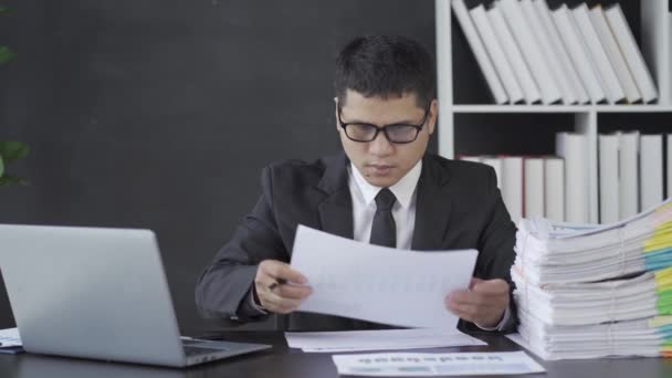 Biznesmen Studiujący Dokumenty Biznesowe Pracy Piszący Księgowego Obliczającego Sprawozdawczość Finansową — Wideo stockowe