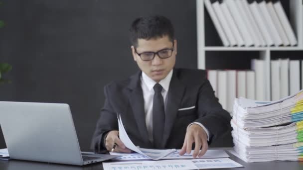 Biznesmen Studiujący Dokumenty Biznesowe Pracy Piszący Księgowego Obliczającego Sprawozdawczość Finansową — Wideo stockowe