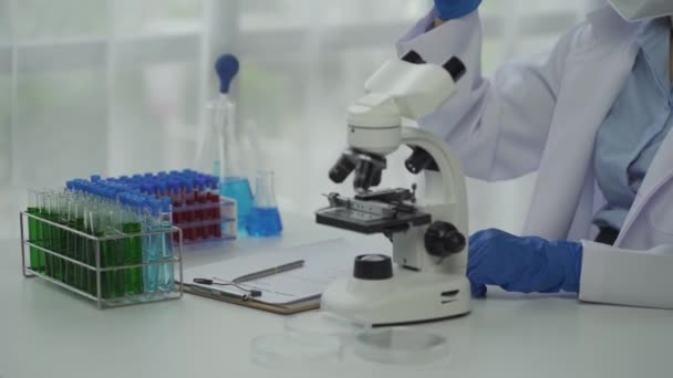 Kobieta Naukowiec Robi Eksperymenty Chemiczne Laboratorium Piękna Kobieta Lekarz Kapeluszu — Wideo stockowe