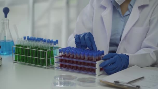 Una Scienziata Che Esperimenti Chimica Laboratorio Una Bella Donna Medico — Video Stock
