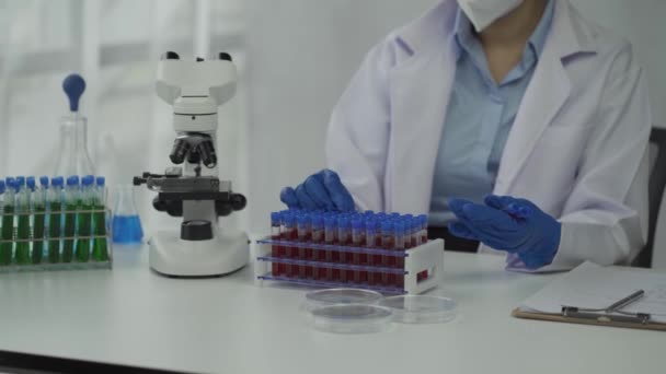 Eine Wissenschaftlerin Bei Chemischen Experimenten Einem Labor Eine Schöne Ärztin — Stockvideo
