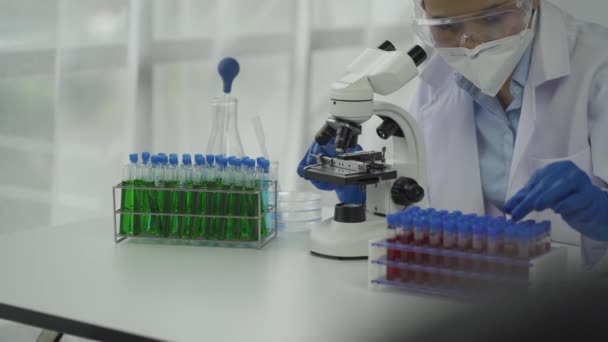 Kobieta Naukowiec Robi Eksperymenty Chemiczne Laboratorium Piękna Kobieta Lekarz Kapeluszu — Wideo stockowe