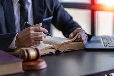 Avukatlık Bürosu, yargıcın köşesi ve Adalet Tanrıçası 'nın terazisi masada takamai kitapları ve sözleşme belgeleriyle birlikte çalışıyor..