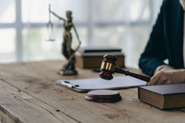Avukatlık Bürosu, yargıcın köşesi ve Adalet Tanrıçası 'nın terazisi masada takamai kitapları ve sözleşme belgeleriyle birlikte çalışıyor..