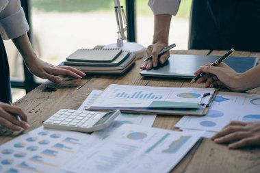 İş adamları çalışma analizini grafik verileri, piyasa büyüme raporu, kar stratejisi planlaması sunumu ve beyin fırtınası, mali yatırım danışmanı, şirket muhasebe fikirleri ile tartıştılar.