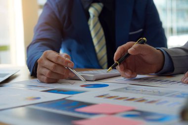 İş adamları çalışma analizini grafik verileri, piyasa büyüme raporu, kar stratejisi planlaması sunumu ve beyin fırtınası, mali yatırım danışmanı, şirket muhasebe fikirleri ile tartıştılar.