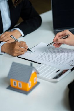 Emlak komisyoncusu iş görüşmesi yeni bir proje üzerinde çalışıyor. Satıcılardan, ev satışlarından, kiralama ve satın alma fikirlerinden yeni ev satın alma planı analizlerini sunuyoruz..