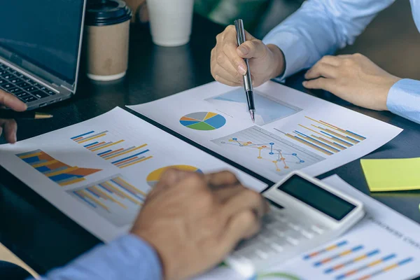 Business Team Bespreken Werkanalyse Met Grafiek Gegevens Marktgroei Rapport Presentatie — Stockfoto