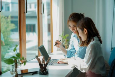 Genç mutlu Asyalı iş adamı yaratıcı ekip beyin fırtınası toplantısını başlatmak için birlikte çalışıyor. Başarılı iş ortağı çalışma konsepti.