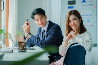 Genç mutlu Asyalı iş adamı yaratıcı ekip beyin fırtınası toplantısını başlatmak için birlikte çalışıyor. Başarılı iş ortağı çalışma konsepti.