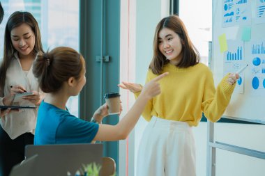 Genç mutlu Asyalı iş adamı yaratıcı ekip beyin fırtınası toplantısını başlatmak için birlikte çalışıyor. Başarılı iş ortağı çalışma konsepti.